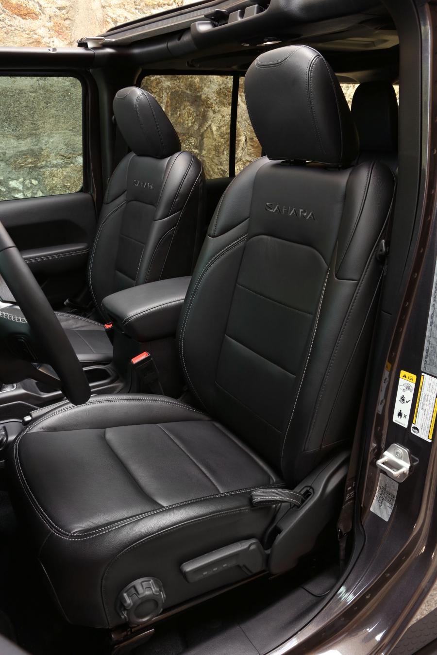 Интерьер Jeep Wrangler Unlimited Sahara (JL) 2018 года  (UAE) (фото 3 из 6)
